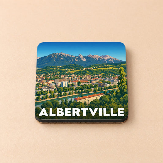 Dessous de verre souvenir d'Albertville arborant une illustration colorée de la ville et des montagnes.