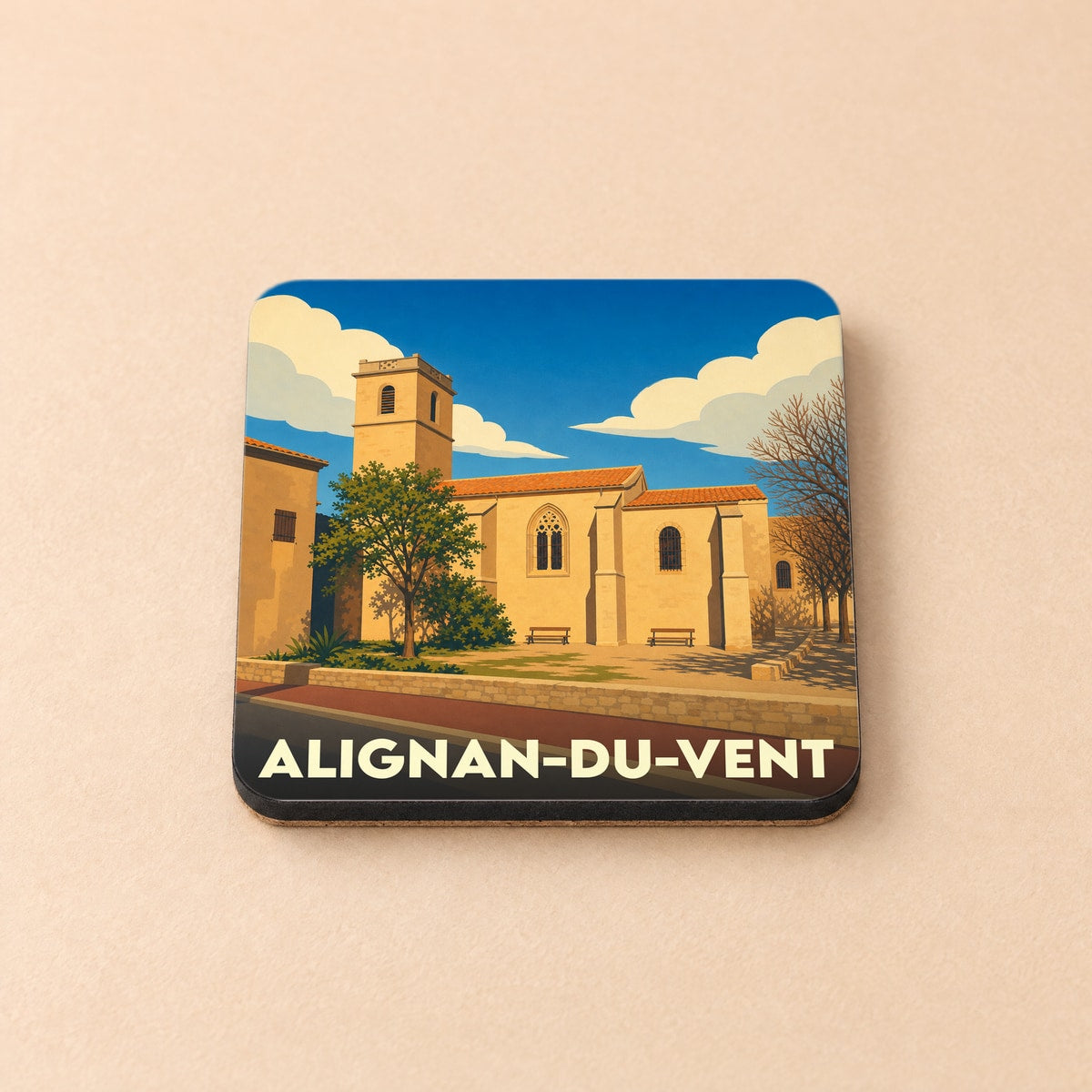 Dessous de verre souvenir de la ville d'Alignan-du-Vent avec une illustration stylisée de son église sous un ciel bleu.