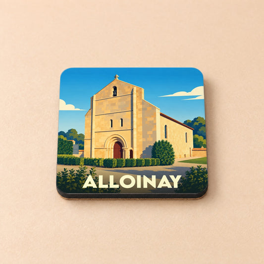 Dessous de verre souvenir de la ville de Alloinay avec une illustration stylisée d'une église romane sous un ciel bleu.