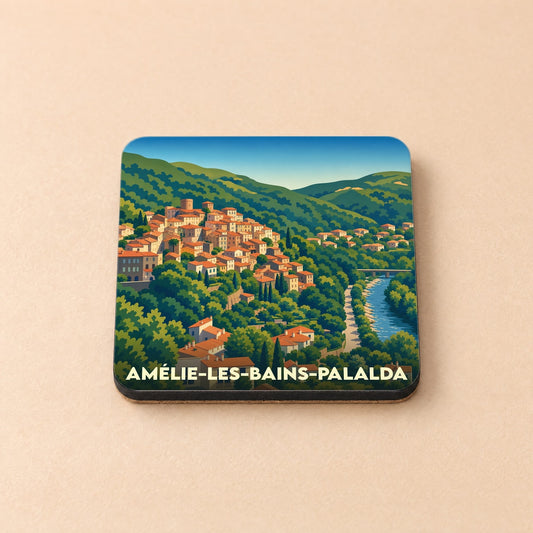 Dessous de verre souvenir de la ville d'Amélie-les-Bains-Palalda avec une illustration stylisée d'un village de montagne.