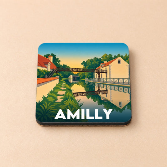 Dessous de verre souvenir de la ville d'Amilly illustré d'un paysage de canal avec un pont.