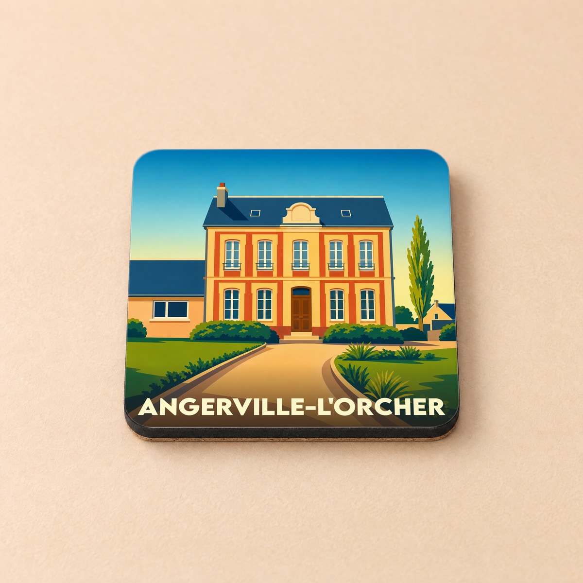 Dessous de verre souvenir de la ville d'Angerville-l'Orcher avec l'illustration stylisée d'une grande demeure.