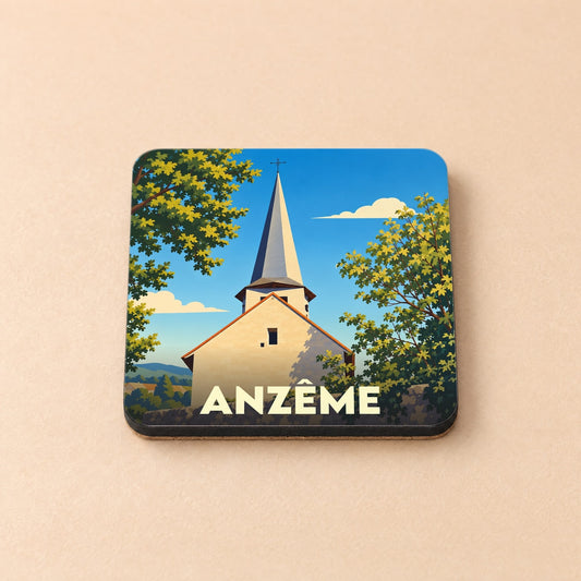Dessous de verre souvenir de la ville d'Anzême avec une illustration stylisée de son église entourée d'arbres.