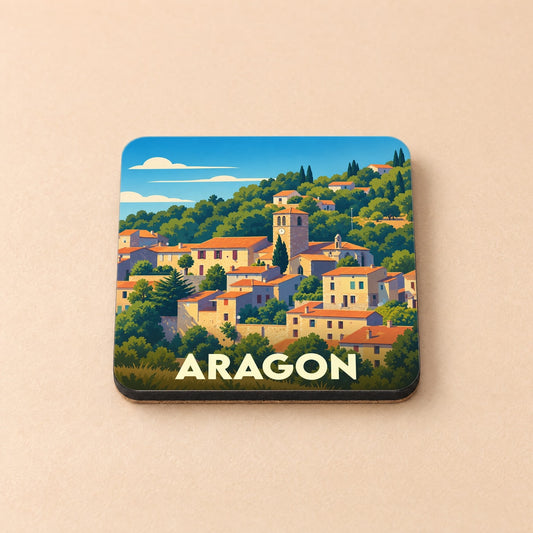Dessous de verre souvenir de la ville d'Aragon avec une illustration stylisée d'un village méditerranéen.