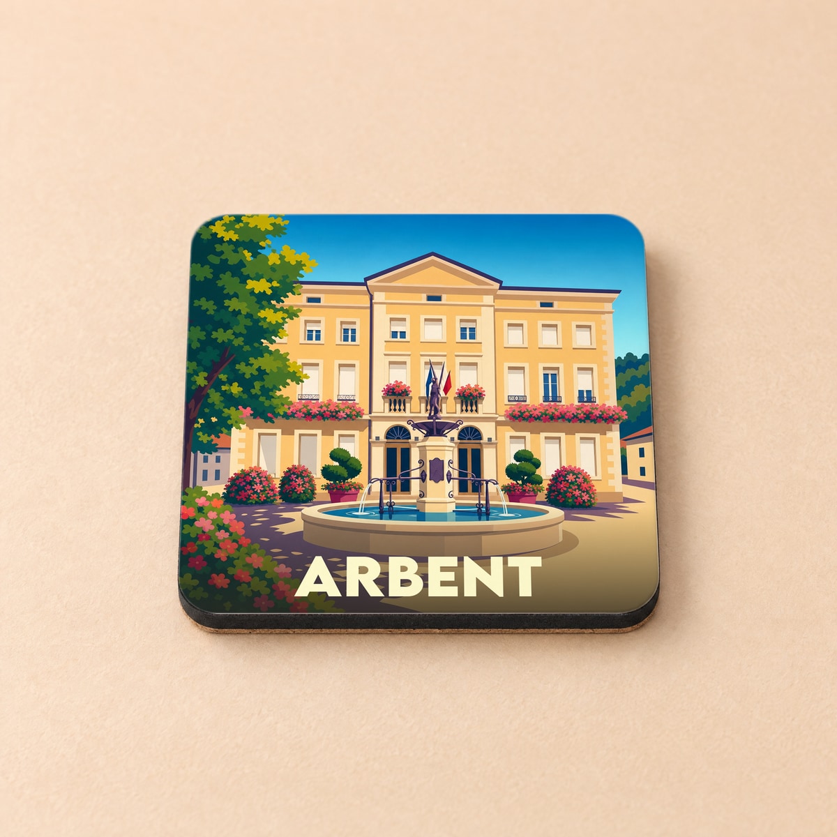 Dessous de verre souvenir de la ville d'Arbent avec une illustration stylisée de sa mairie et d'une fontaine.