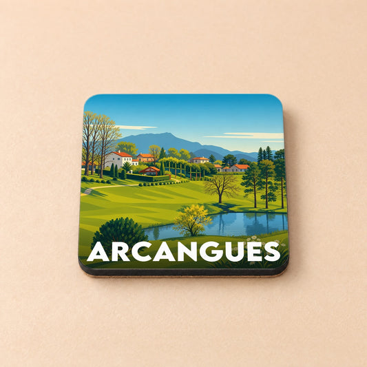 Dessous de verre souvenir de la ville d'Arcangues illustré d'un paysage de campagne verdoyant avec montagnes et lac.