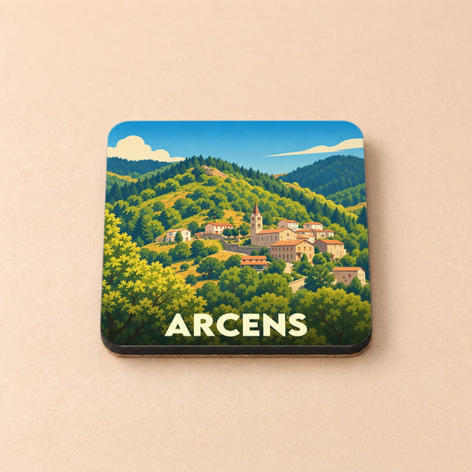 Dessous de verre souvenir de la ville d'Arcens avec une illustration stylisée d'un village de montagne.