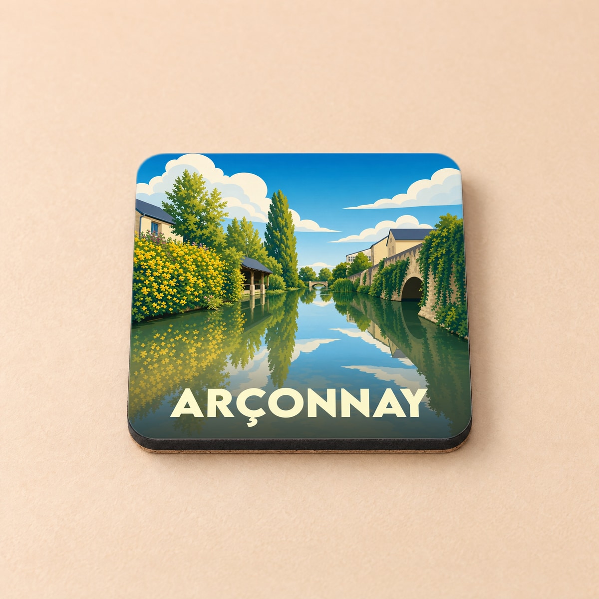 Dessous de verre souvenir de la ville de Arçonnay avec une illustration stylisée d'un canal bordé de fleurs et de maisons.