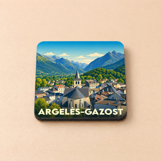 Dessous de verre souvenir de la ville d'Argelès-Gazost avec une illustration stylisée de ses montagnes et de son église.