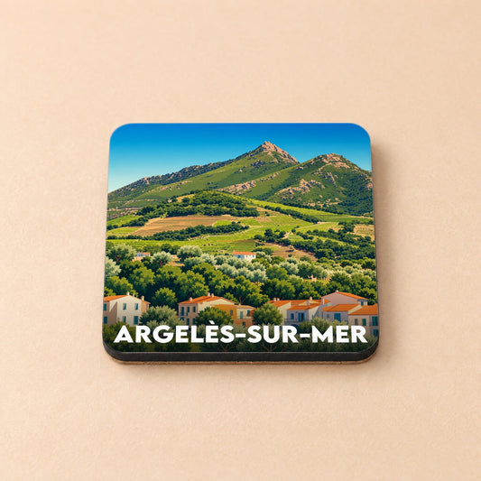 Dessous de verre souvenir d'Argelès-sur-Mer avec une illustration stylisée de ses collines et maisons.