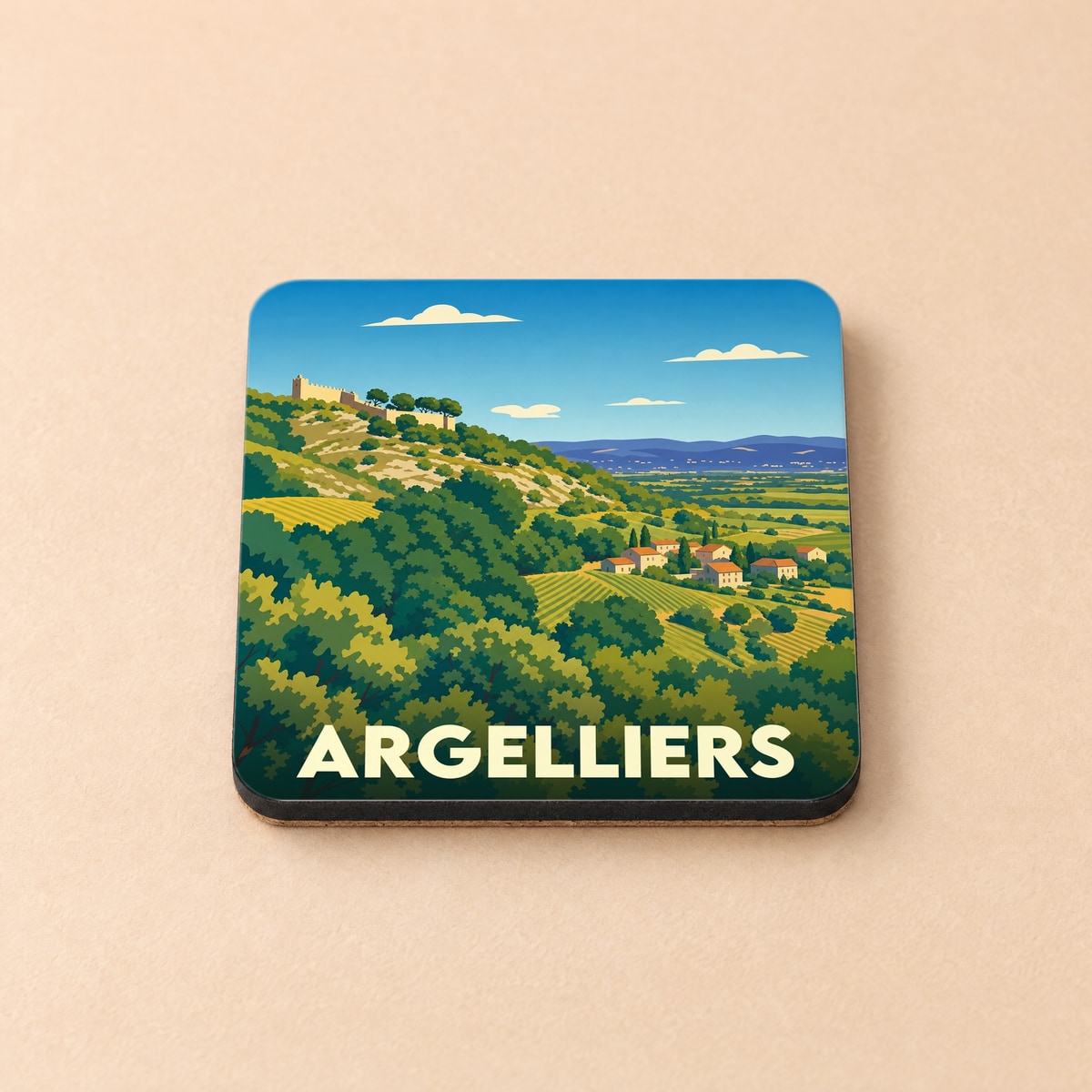 Dessous de verre souvenir de la ville d'Argelliers avec une illustration stylisée de son paysage vallonné.