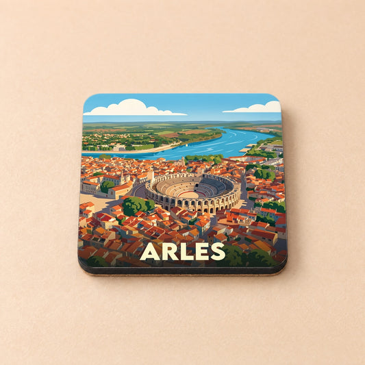 Dessous de verre souvenir de la ville d'Arles avec une illustration stylisée de ses arènes et du Rhône.