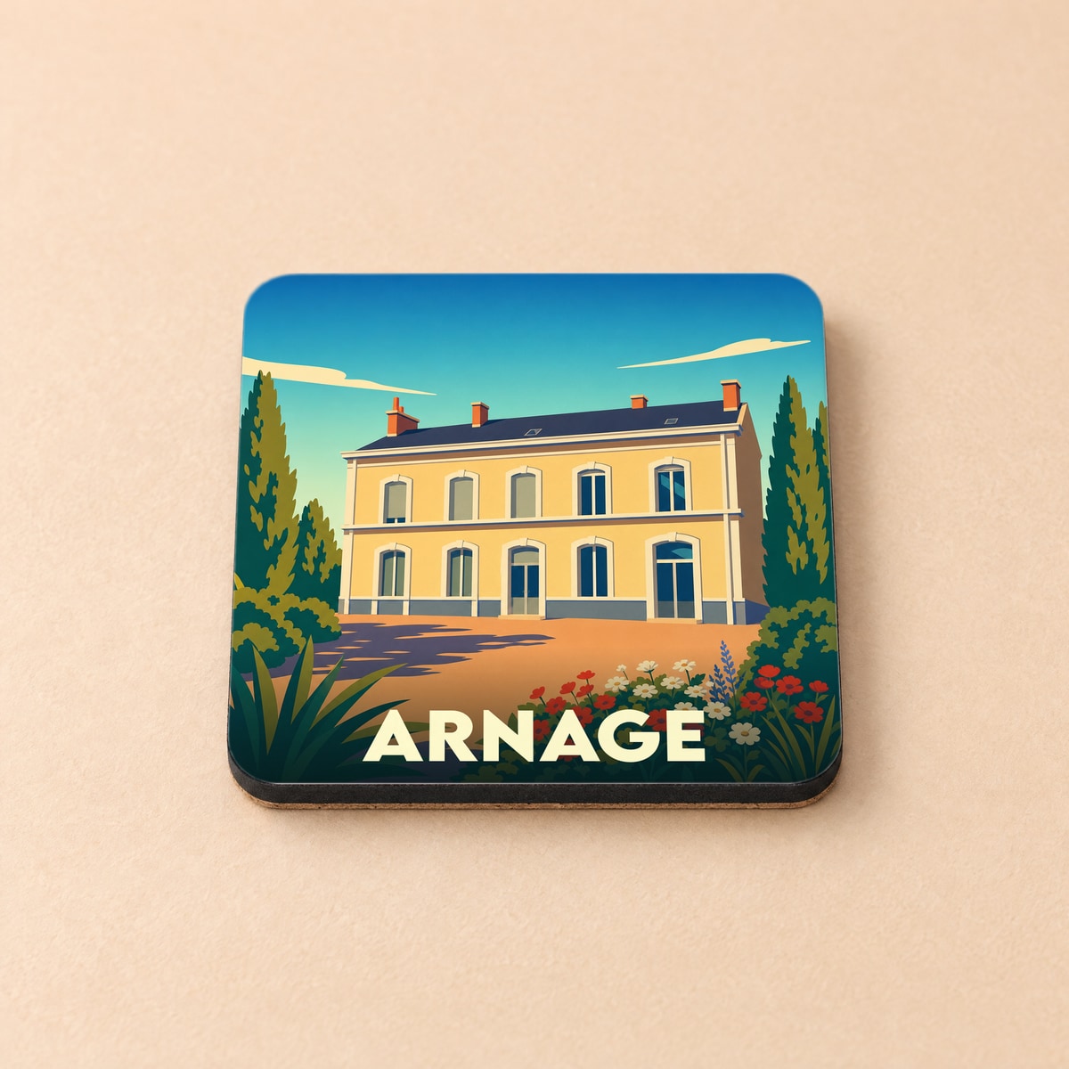 Dessous de verre souvenir de la ville d'Arnage avec une illustration stylisée d'une grande demeure jaune.