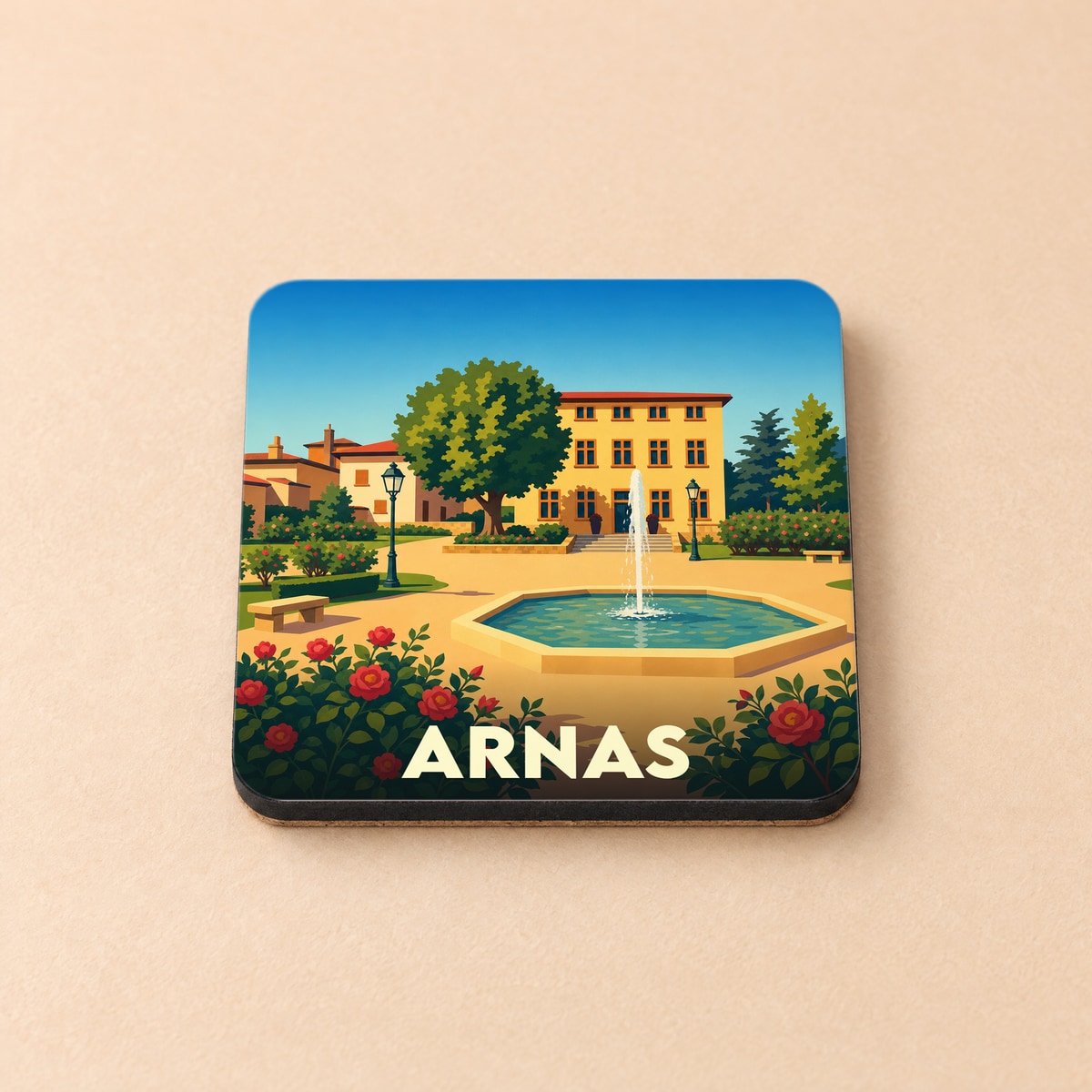 Dessous de verre souvenir de la ville d'Arnas avec une illustration stylisée d'une place ensoleillée et sa fontaine.