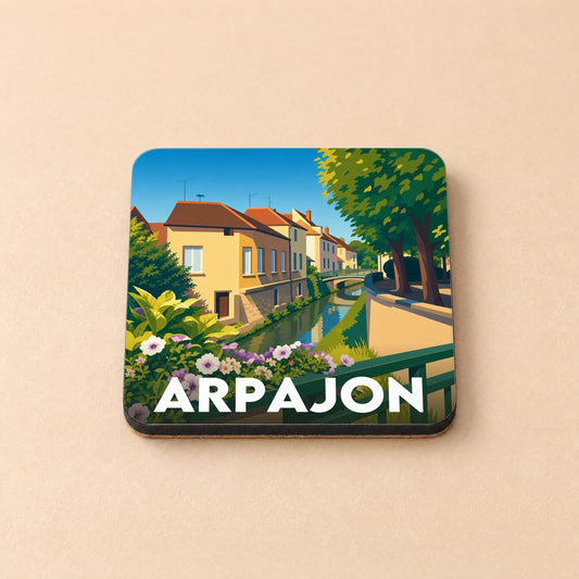 Dessous de verre souvenir de la ville d'Arpajon illustrant un canal bordé de maisons et de fleurs.