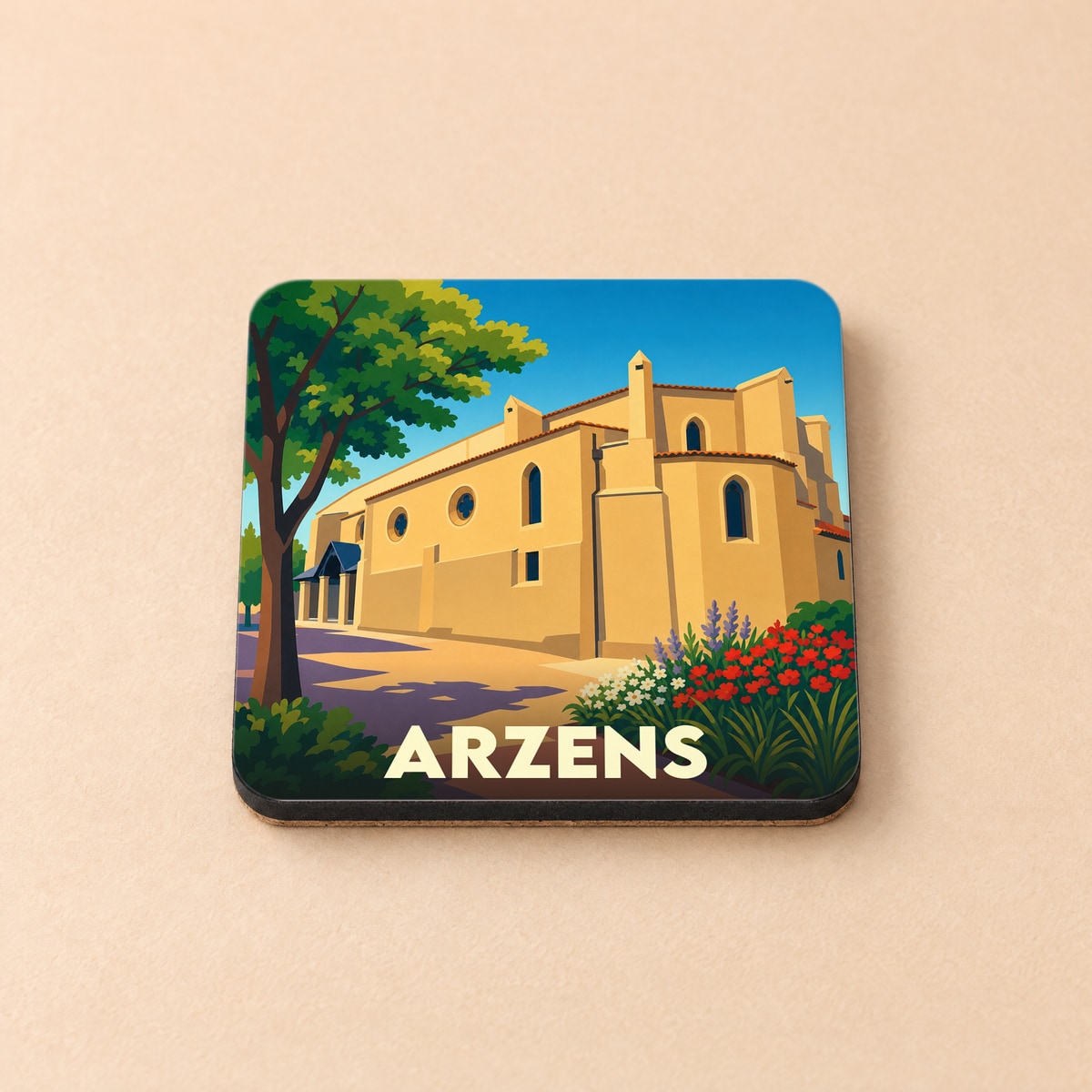 Dessous de verre souvenir de la ville d'Arzens avec une illustration stylisée de son église sous un ciel bleu.