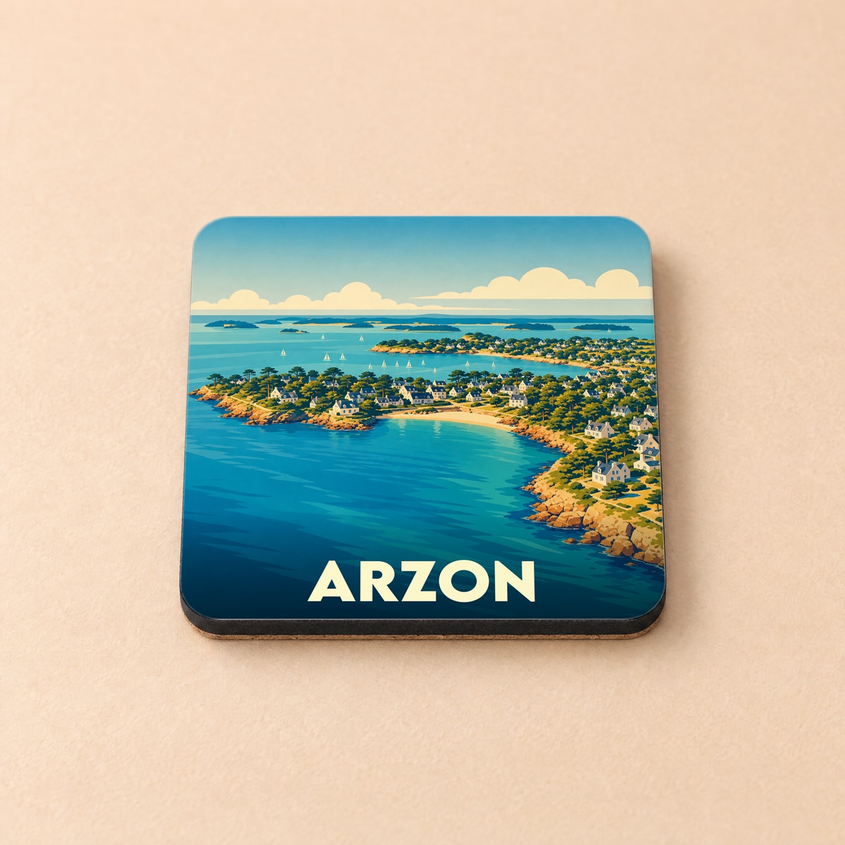 Dessous de verre souvenir de la ville d'Arzon illustré d'une vue aérienne stylisée de son littoral.