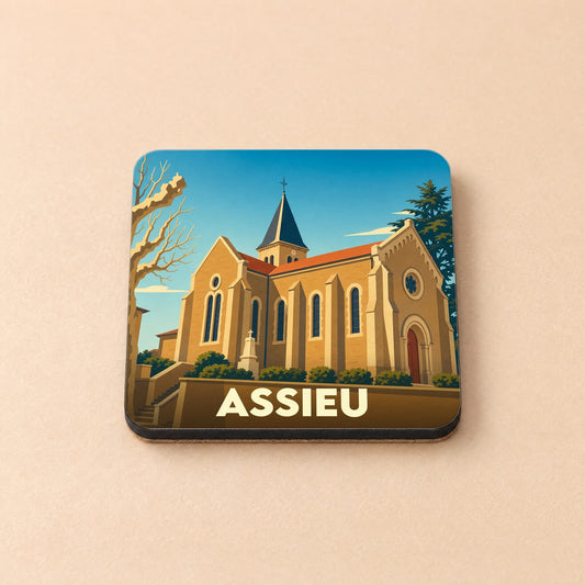 Dessous de verre souvenir de la ville d'Assieu illustrant son église dans un style graphique épuré.