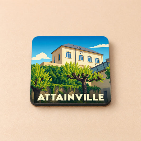 Dessous de verre souvenir de la ville d'Attainville avec une illustration stylisée d'un bâtiment arboré.