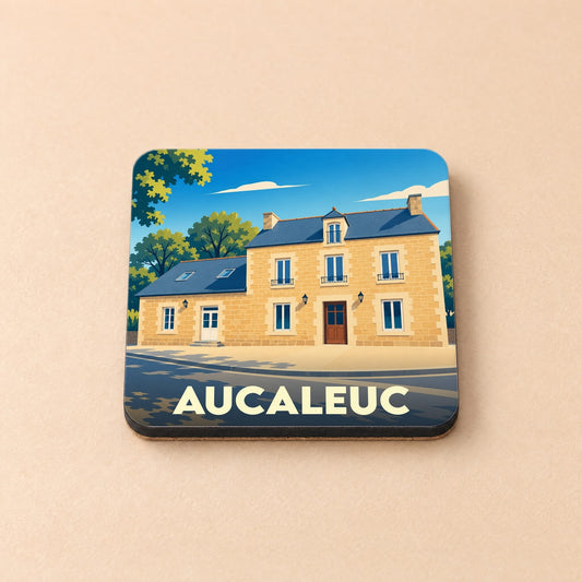 Dessous de verre souvenir de la ville de Aucaleuc avec une illustration stylisée d'une maison traditionnelle.