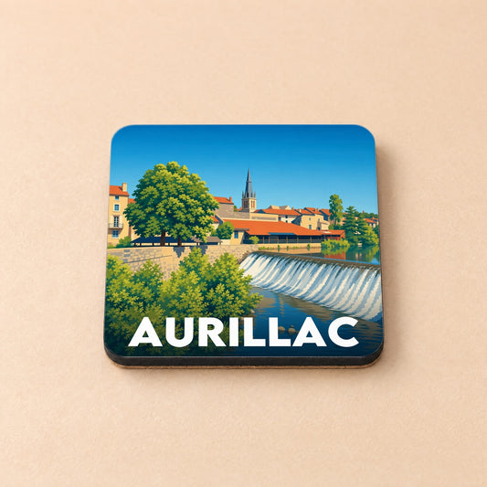 Dessous de verre souvenir de la ville d'Aurillac avec une illustration stylisée d'un paysage urbain au bord de l'eau.