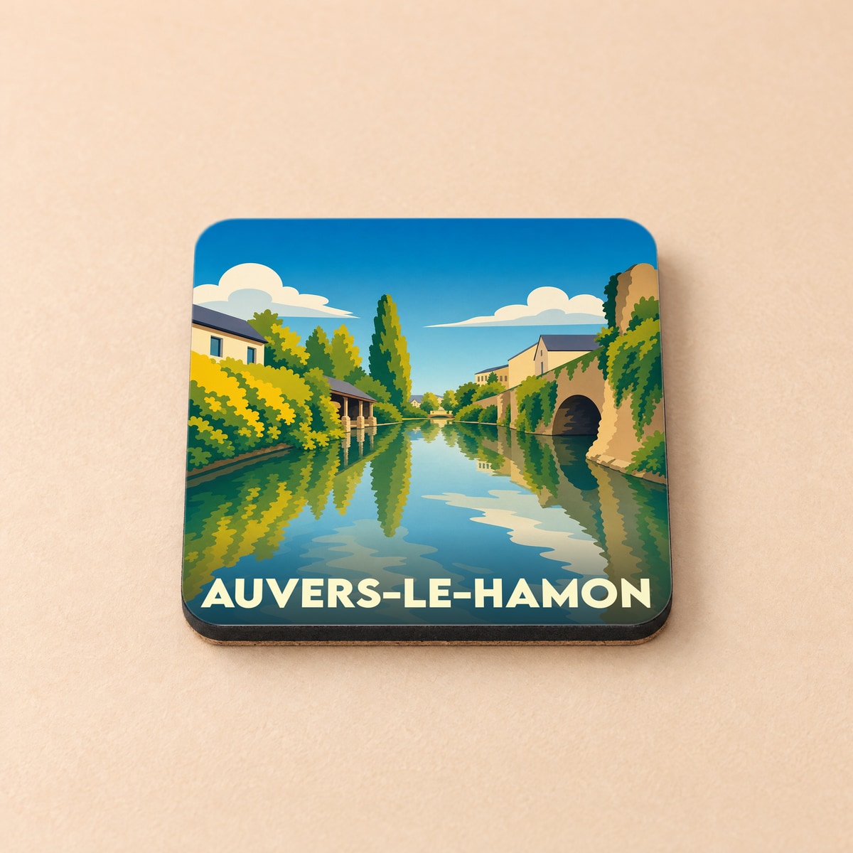 Dessous de verre souvenir de la ville de Auvers-le-Hamon avec une illustration stylisée d'un paysage de rivière.