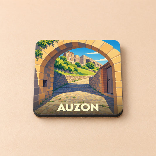 Dessous de verre souvenir de la ville d'Auzon illustré par une arche médiévale en pierre ouvrant sur une ruelle pavée.