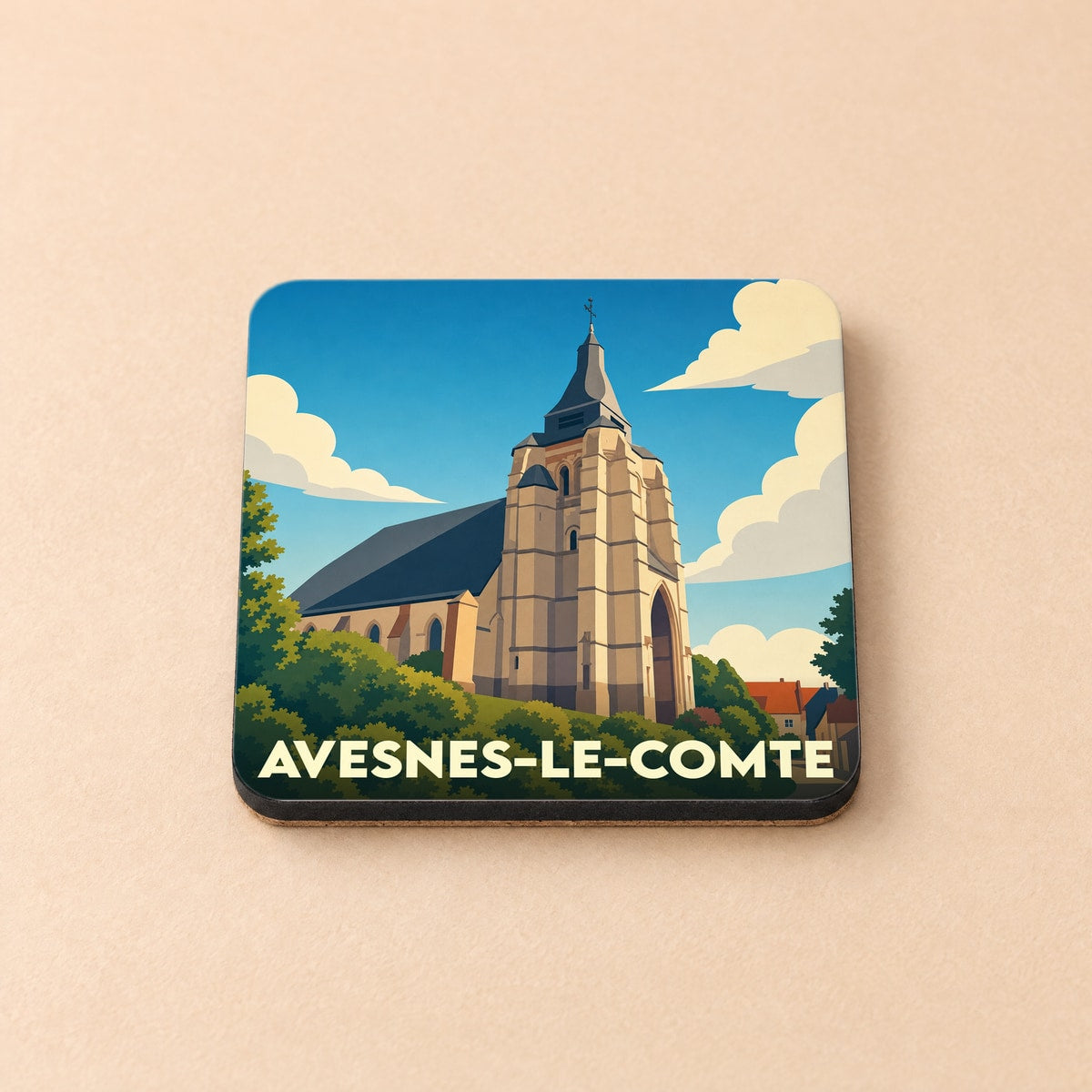 Dessous de verre souvenir de la ville d'Avesnes-le-Comte avec une illustration stylisée de son église sous un ciel bleu.