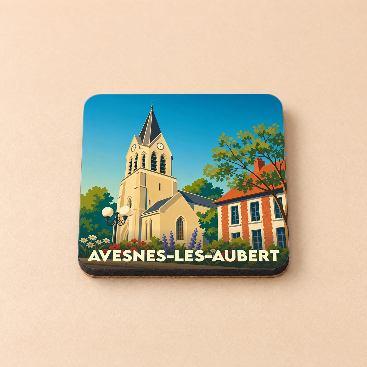 Dessous de verre souvenir de la ville de Avesnes-les-Aubert avec une illustration stylisée de son église et d'une maison traditionnelle.