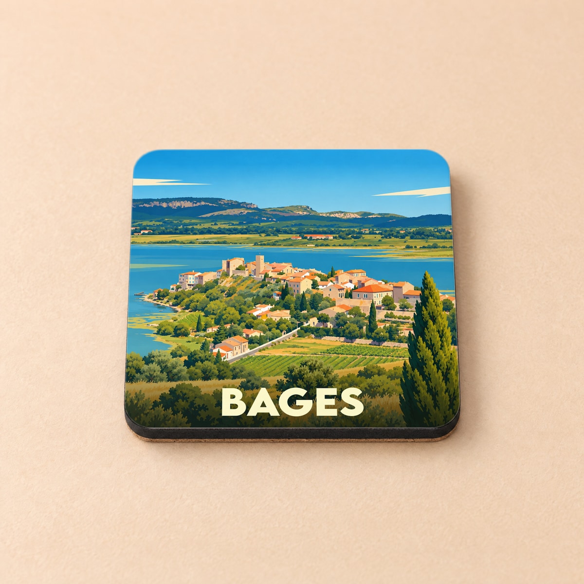 Dessous de verre souvenir de la ville de Bages avec une illustration stylisée d'un village surplombant une lagune.
