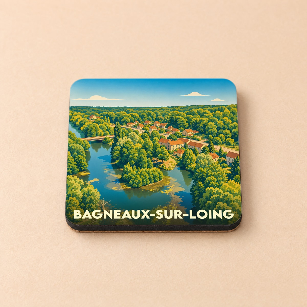 Dessous de verre souvenir de la ville de Bagneaux-sur-Loing illustrant un paysage de rivière et de village verdoyant.