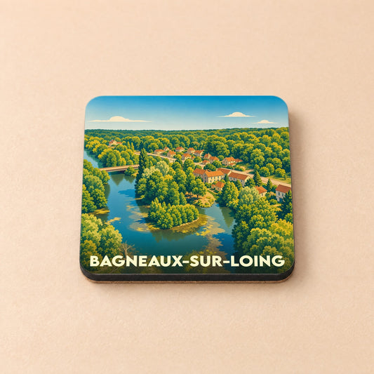 Dessous de verre souvenir de la ville de Bagneaux-sur-Loing illustrant un paysage de rivière et de village verdoyant.