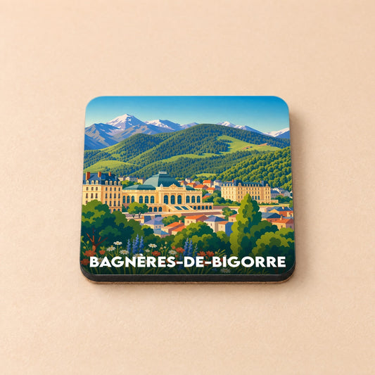 Dessous de verre souvenir de la ville de Bagnères-de-Bigorre avec une illustration stylisée des montagnes et du casino.