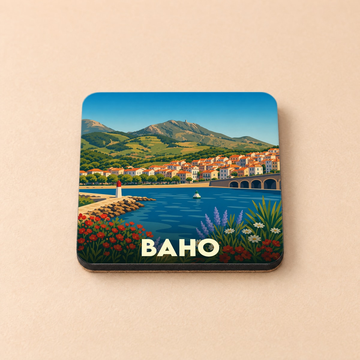 Dessous de verre souvenir de la ville de Baho avec une illustration stylisée de son paysage côtier et montagneux.