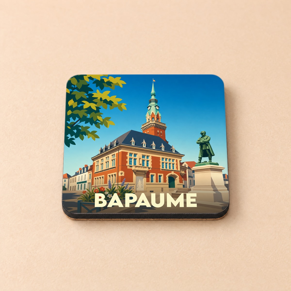 Dessous de verre souvenir de la ville de Bapaume avec une illustration stylisée de son hôtel de ville.