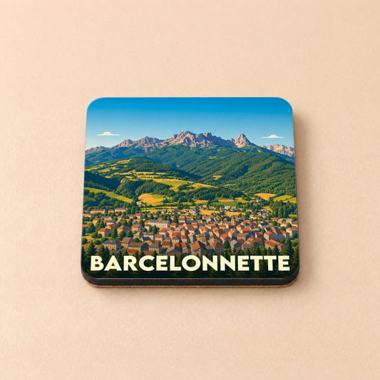 Dessous de verre souvenir de la ville de Barcelonnette avec une illustration stylisée de la commune face aux montagnes.