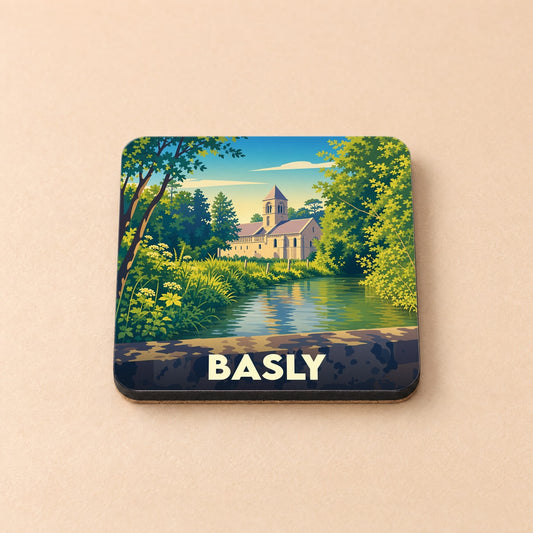 Dessous de verre souvenir de la ville de Basly avec une illustration stylisée d'une église au bord de l'eau.