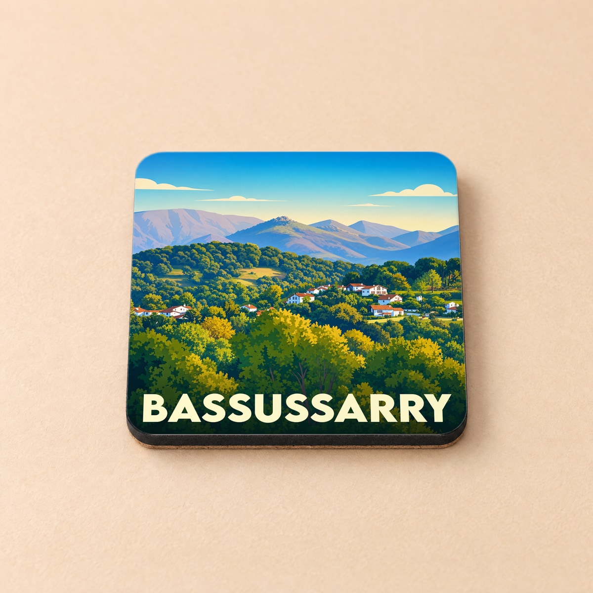 Dessous de verre souvenir de la ville de Bassussarry avec une illustration de paysage de collines et montagnes basques.