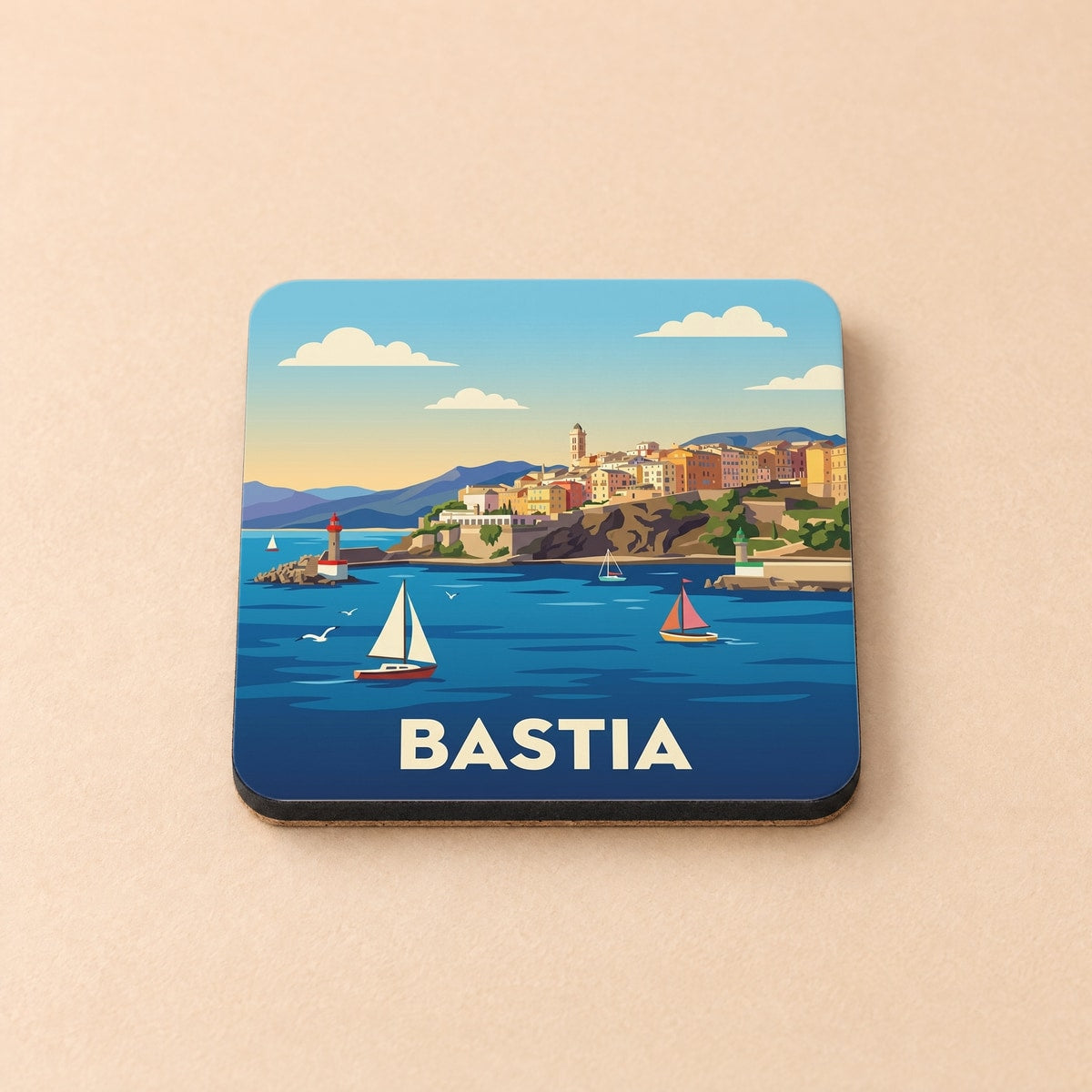 Dessous de verre souvenir de la ville de Bastia avec une illustration stylisée de son port et de sa citadelle.