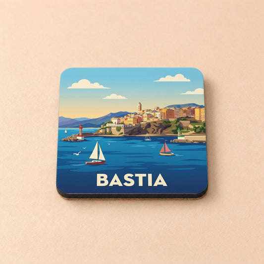 Dessous de verre souvenir de la ville de Bastia avec une illustration stylisée de son port et de sa citadelle.