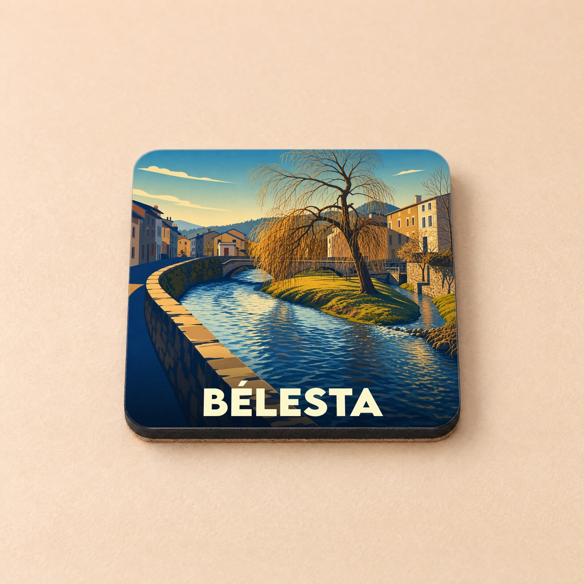 Dessous de verre souvenir de la ville de Bélesta avec une illustration stylisée d'une rivière et de maisons.