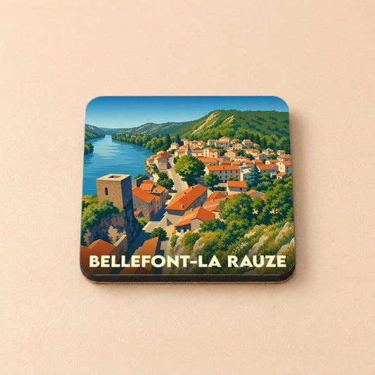 Dessous de verre souvenir de la ville de Bellefont-La Rauze avec une illustration stylisée d'un village en bord de rivière.