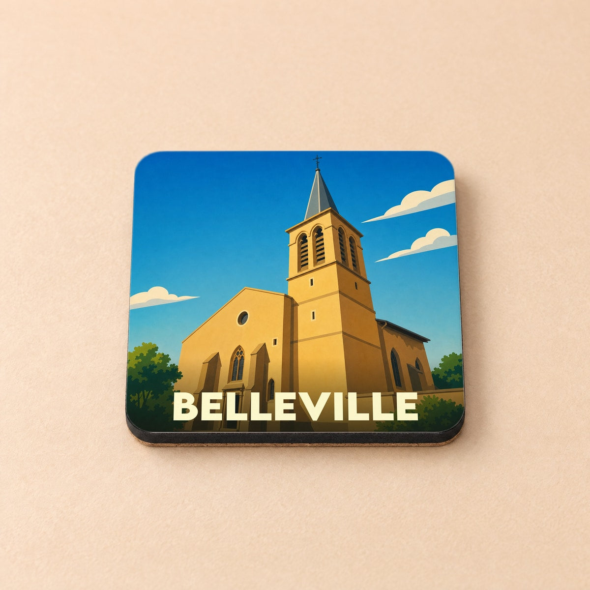 Dessous de verre souvenir de la ville de Belleville avec une illustration stylisée d'une église sous un ciel bleu.