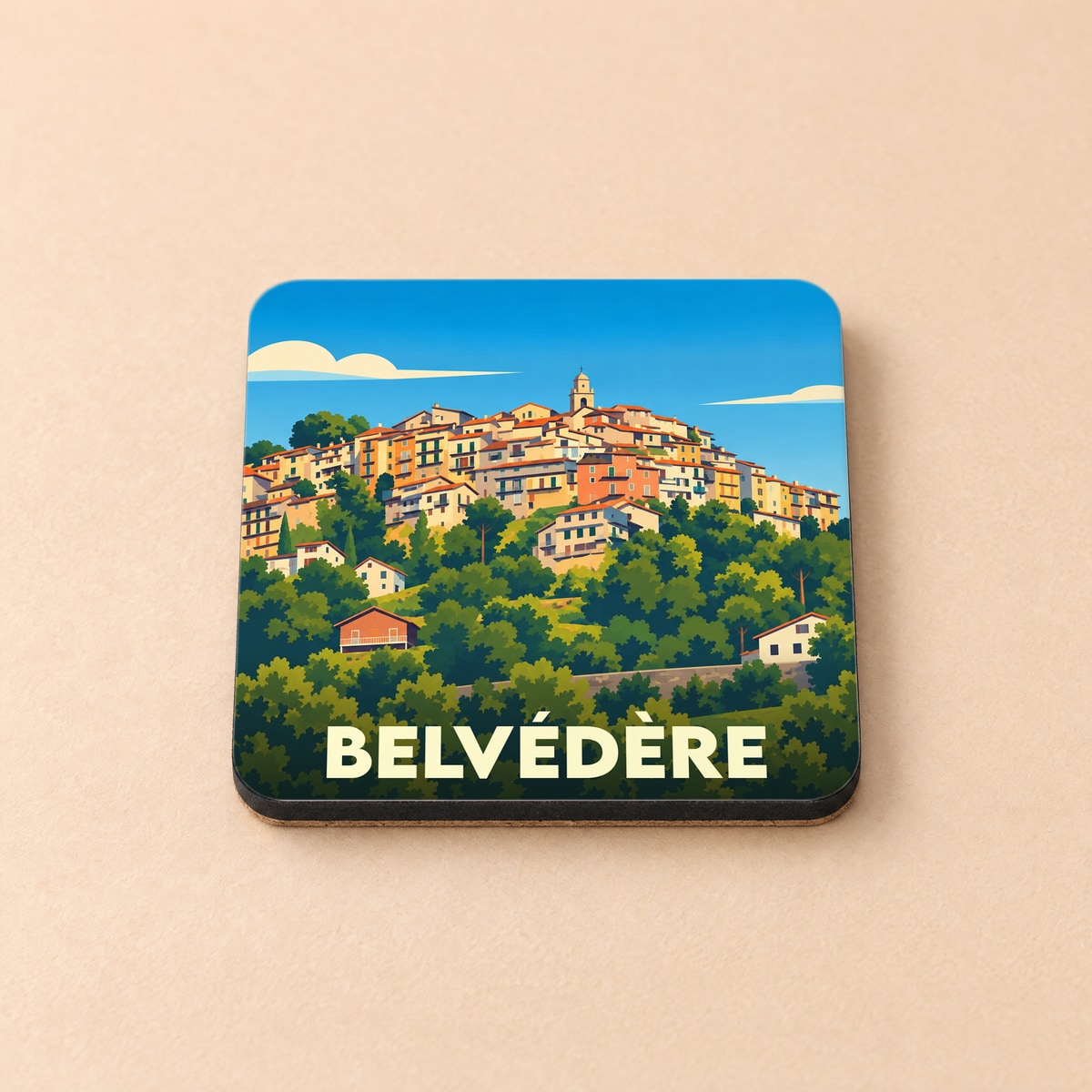 Dessous de verre souvenir de la ville de Belvédère avec une illustration stylisée d'un village perché.