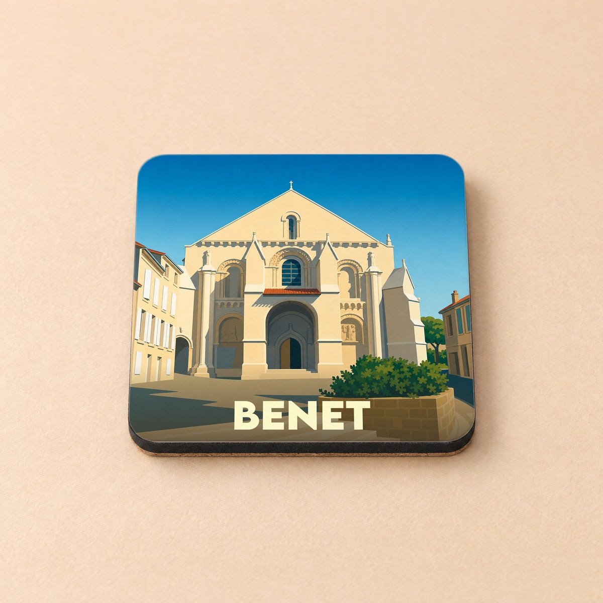 Dessous de verre souvenir de la ville de Benet avec une illustration stylisée de son église romane.