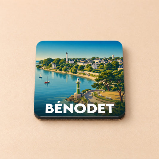 Dessous de verre souvenir de la ville de Bénodet avec une illustration stylisée de son front de mer et de ses phares.
