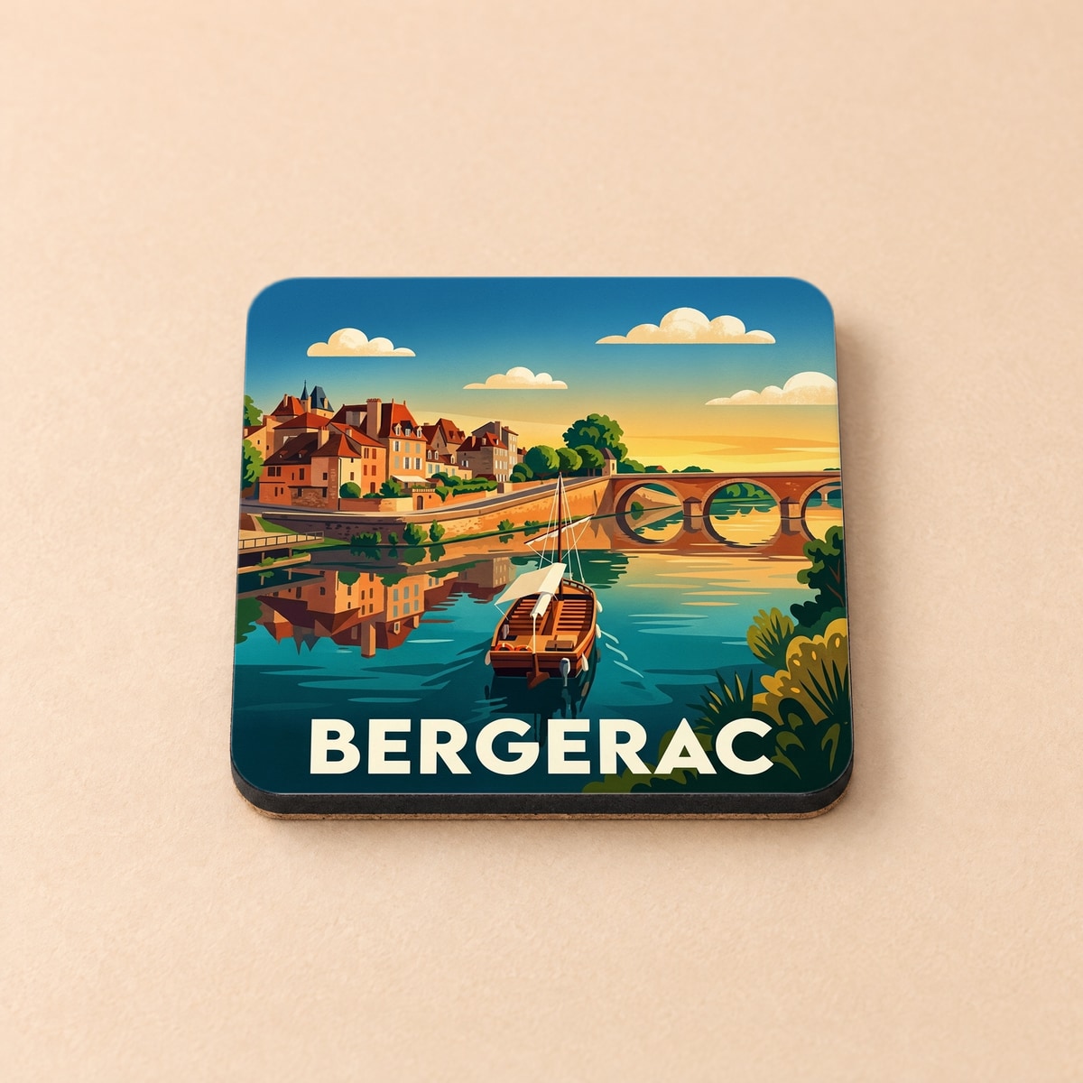 Dessous de verre souvenir de la ville de Bergerac illustré d'une scène fluviale stylisée avec gabarre et vieux pont.