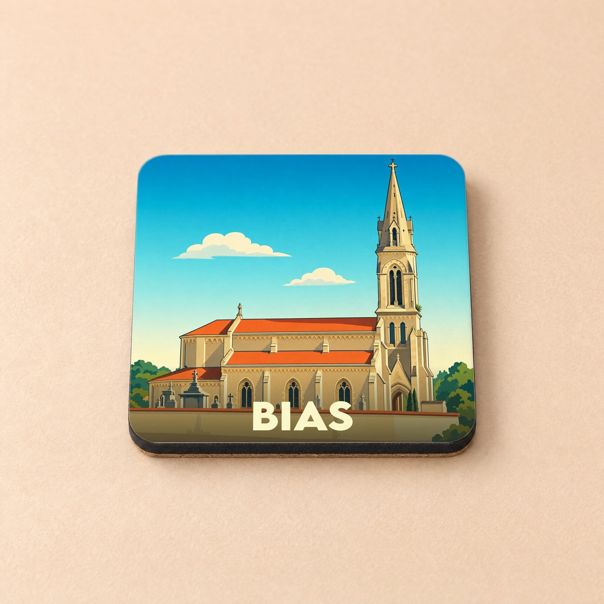 Dessous de verre souvenir de la ville de Bias avec une illustration stylisée de son église sous un ciel bleu.