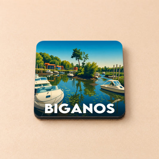 Dessous de verre souvenir de la ville de Biganos avec une illustration stylisée de son port et de ses bateaux.