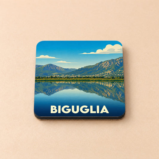 Dessous de verre souvenir de la ville de Biguglia avec une illustration stylisée d'un paysage montagneux se reflétant dans l'eau.
